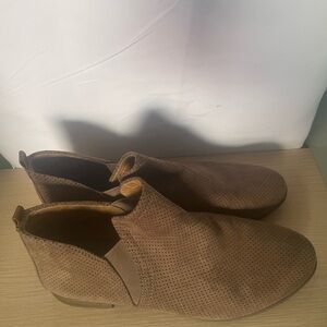 Brown Chukka Boots with Casual Slip-On Design and Soft Suede Material